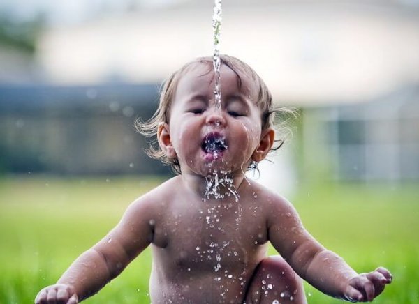 Допаивать грудного ребенка водой